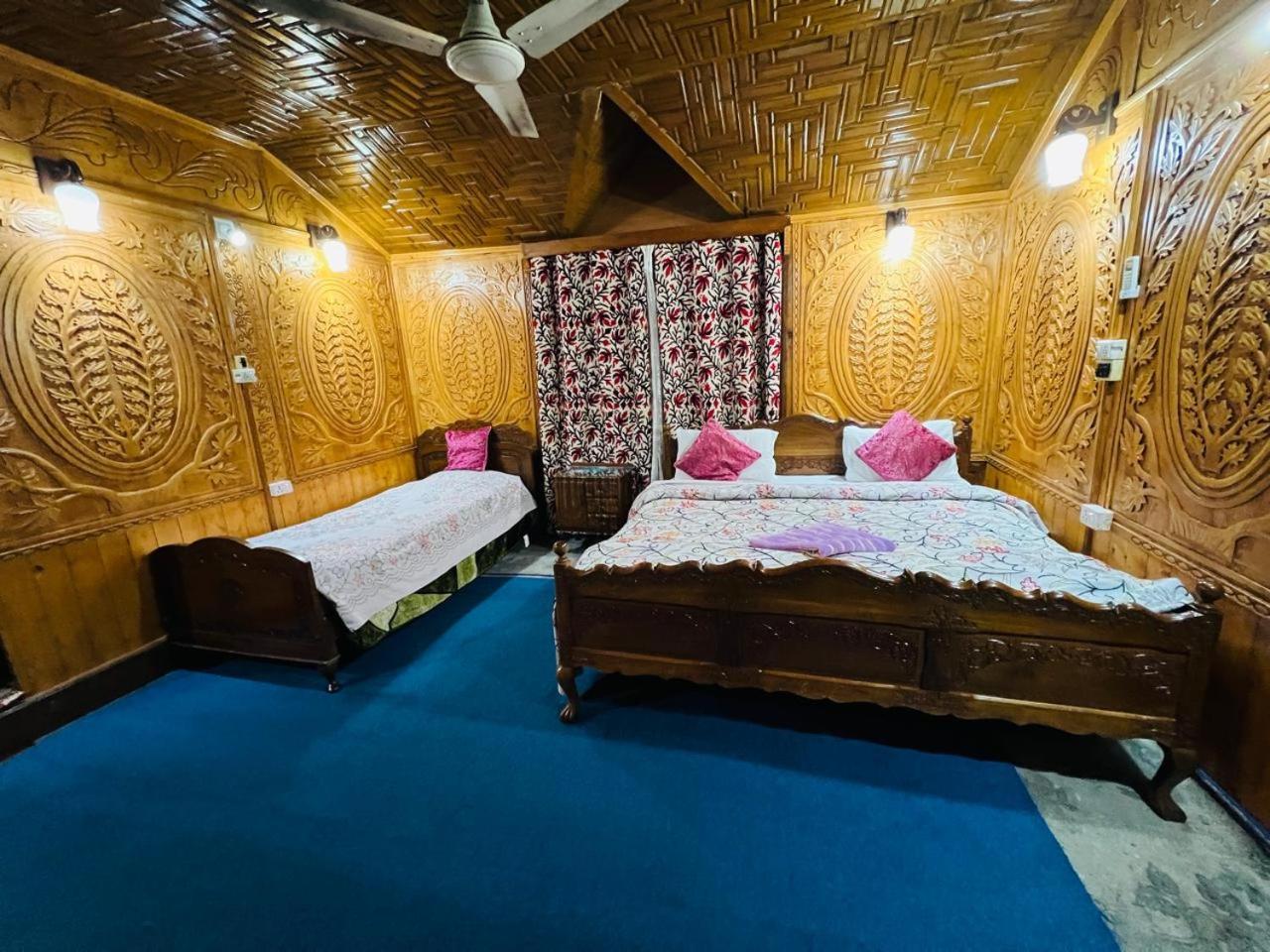 Houseboat Young Snow View Front Line Dal Lake Srinagar  Room photo