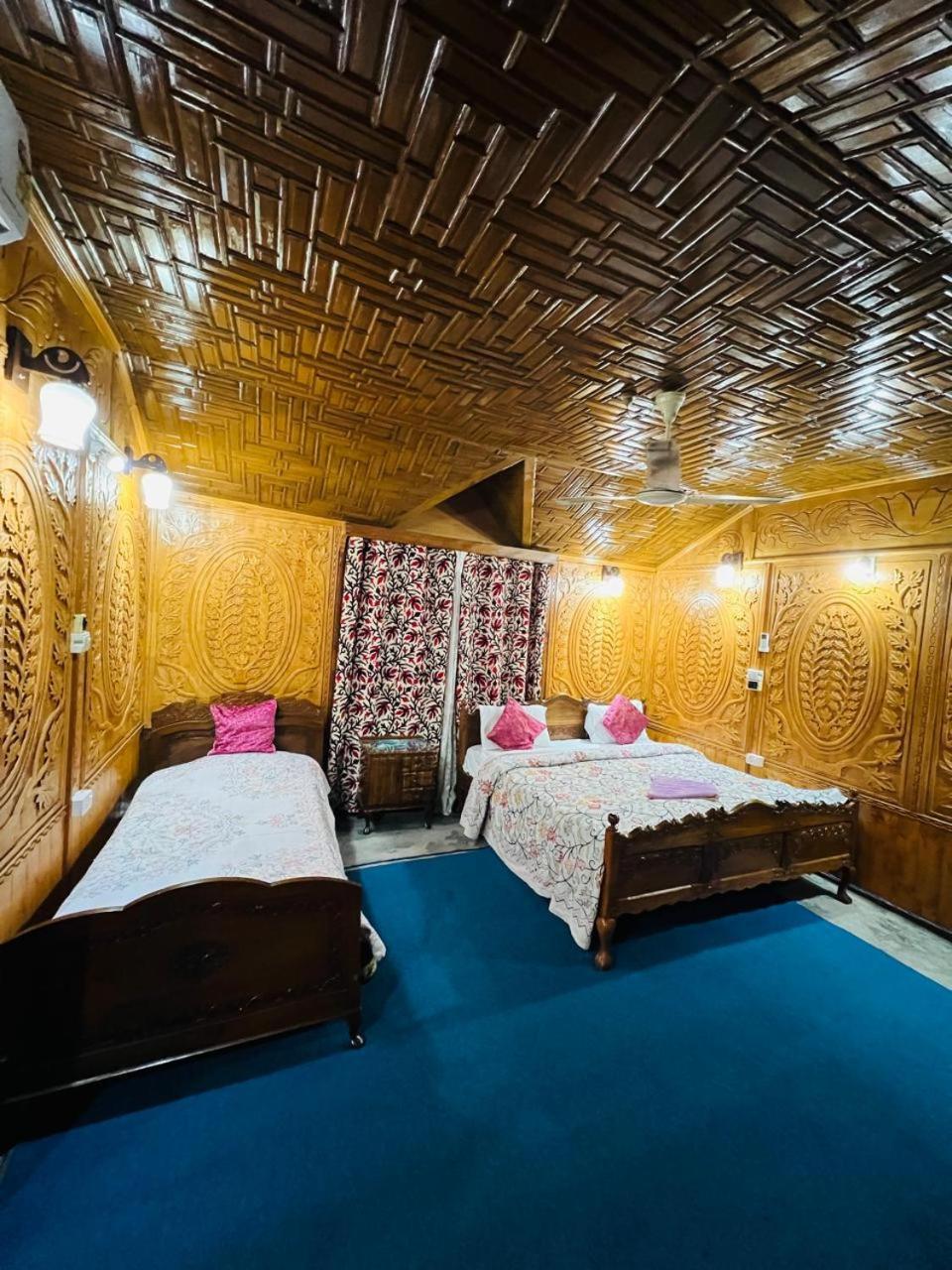 Houseboat Young Snow View Front Line Dal Lake Srinagar  Room photo