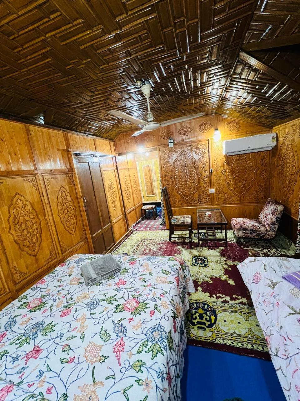 Houseboat Young Snow View Front Line Dal Lake Srinagar  Room photo