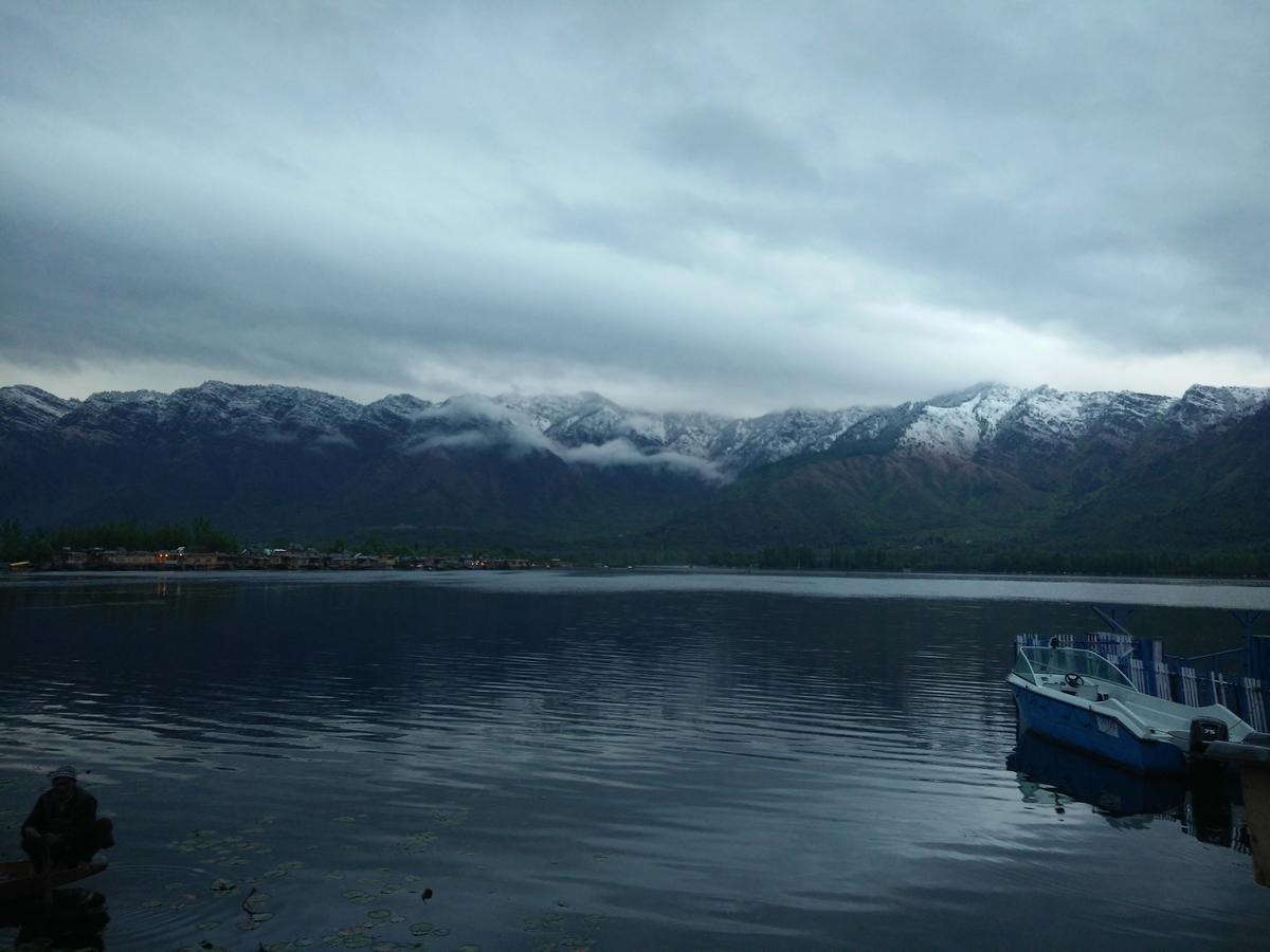 Houseboat Young Snow View Front Line Dal Lake Srinagar  Exterior photo