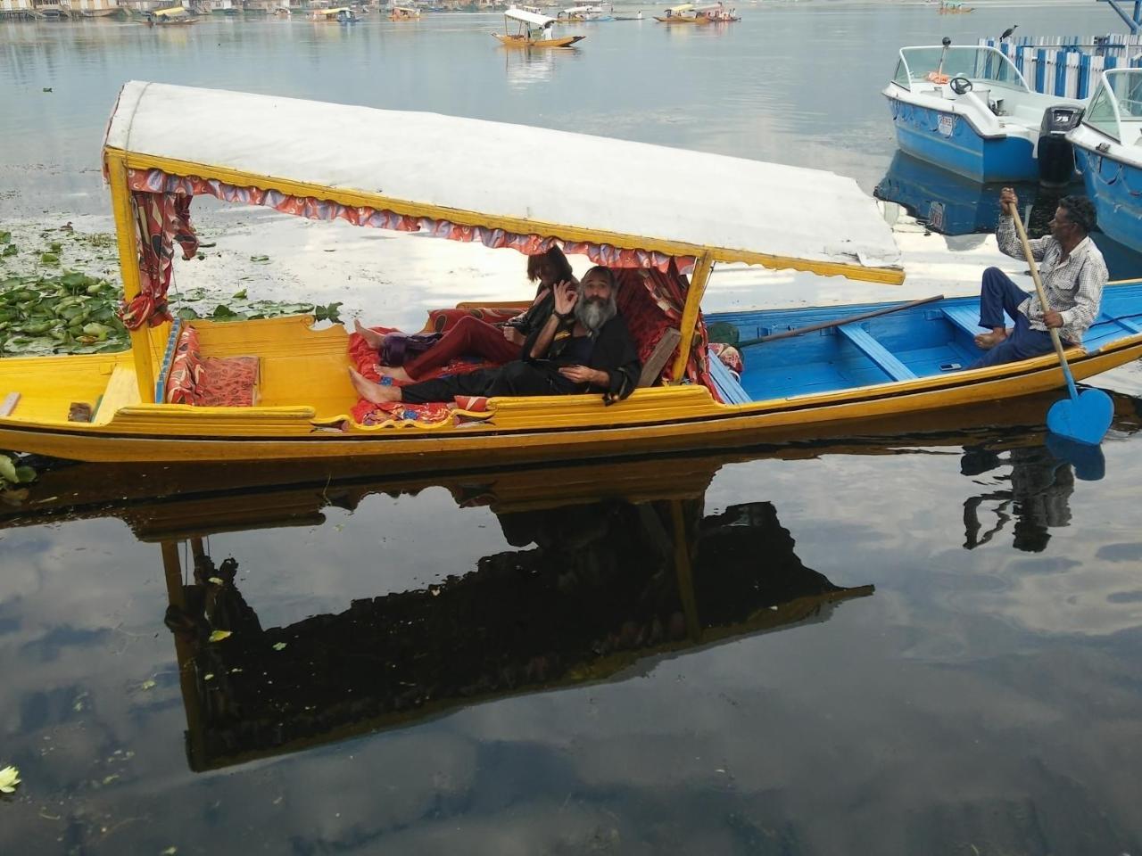 Houseboat Young Snow View Front Line Dal Lake Srinagar  Exterior photo