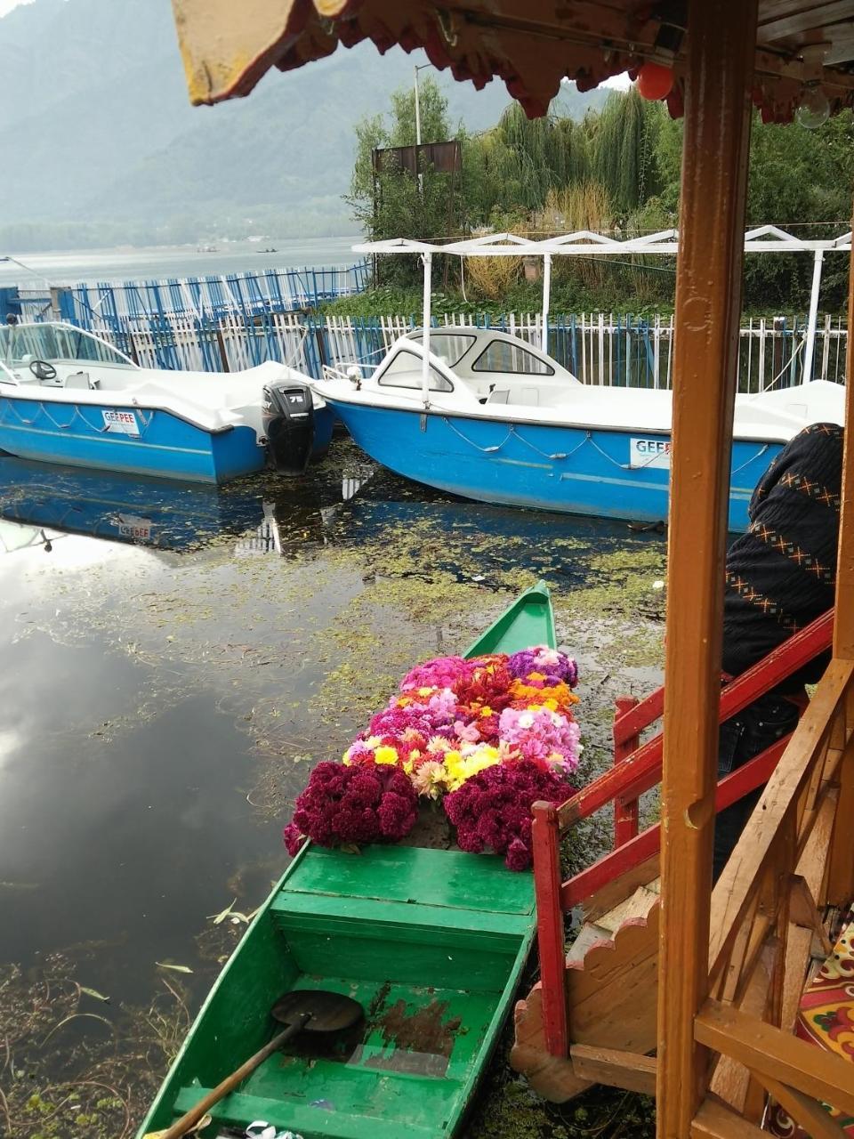 Houseboat Young Snow View Front Line Dal Lake Srinagar  Exterior photo