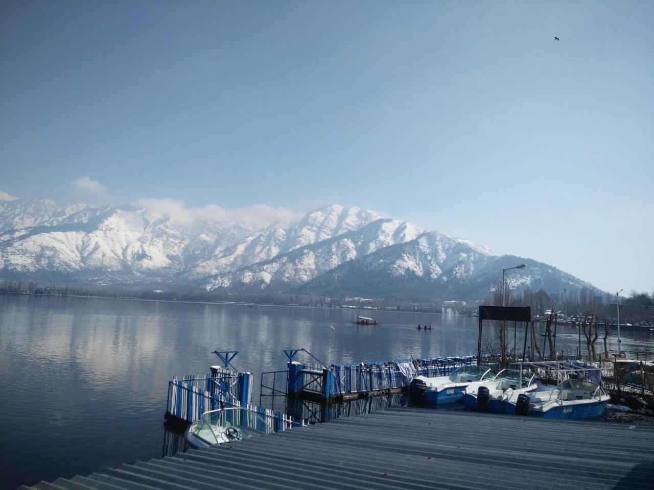 Houseboat Young Snow View Front Line Dal Lake Srinagar  Exterior photo